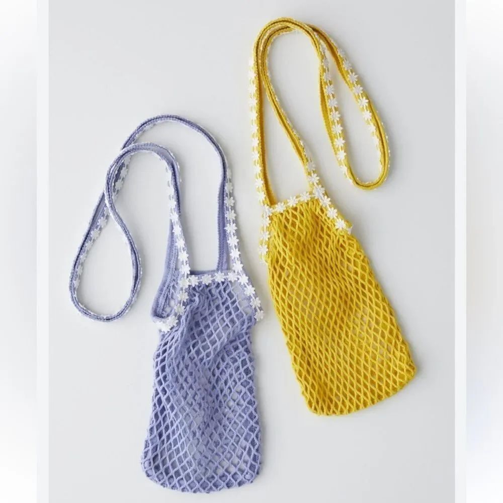 Urban Outfitters Daisy Trim Bottle Sling - Picture 4 of 5